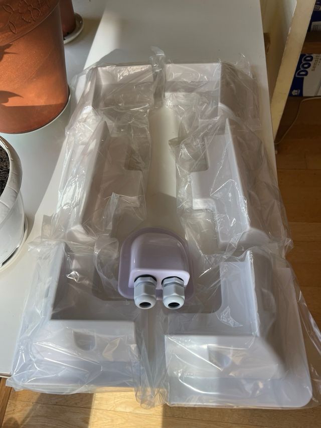 Conector estanco y soportes para panel solar