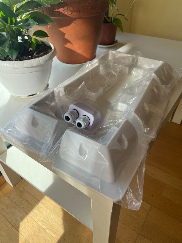 Conector estanco y soportes para panel solar