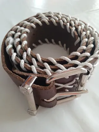 Cinturón de cuero marrón con bordado blanco