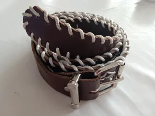 Cinturón de cuero marrón con bordado blanco