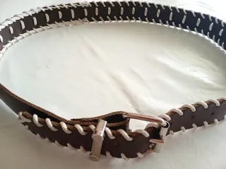 Cinturón de cuero marrón con bordado blanco