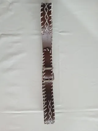 Cinturón de cuero marrón con bordado blanco