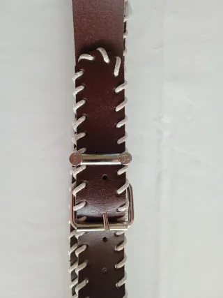 Cinturón de cuero marrón con bordado blanco