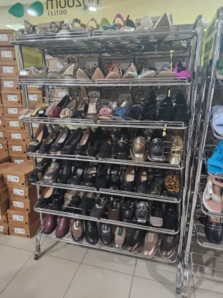 Estanterías para calzado de metal.