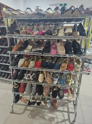 Estanterías para calzado de metal.