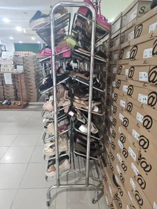 Estanterías para calzado de metal.