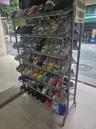 Estanterías para calzado de metal.