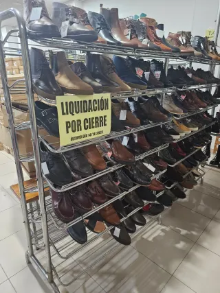 Estanterías para calzado de metal.