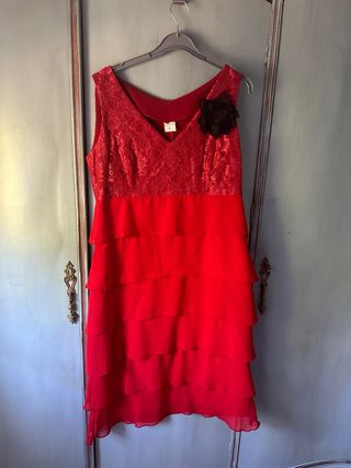 Vestido fiesta rojo con encaje y volantes