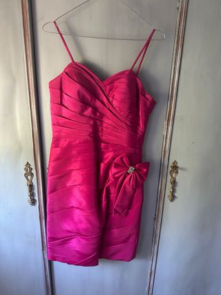 Vestido fiesta rojo con encaje y volantes