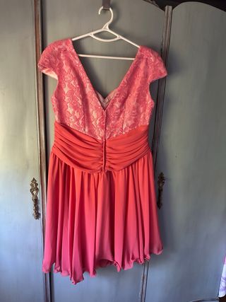 Vestido fiesta rojo con encaje y volantes
