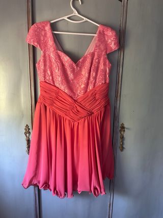 Vestido fiesta rojo con encaje y volantes