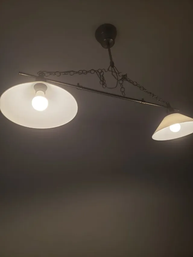 Lámpara colgante de metal y cristal