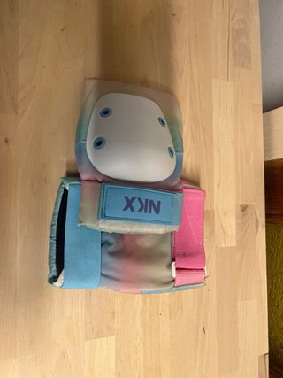 Protectores NKX arcoíris y casco