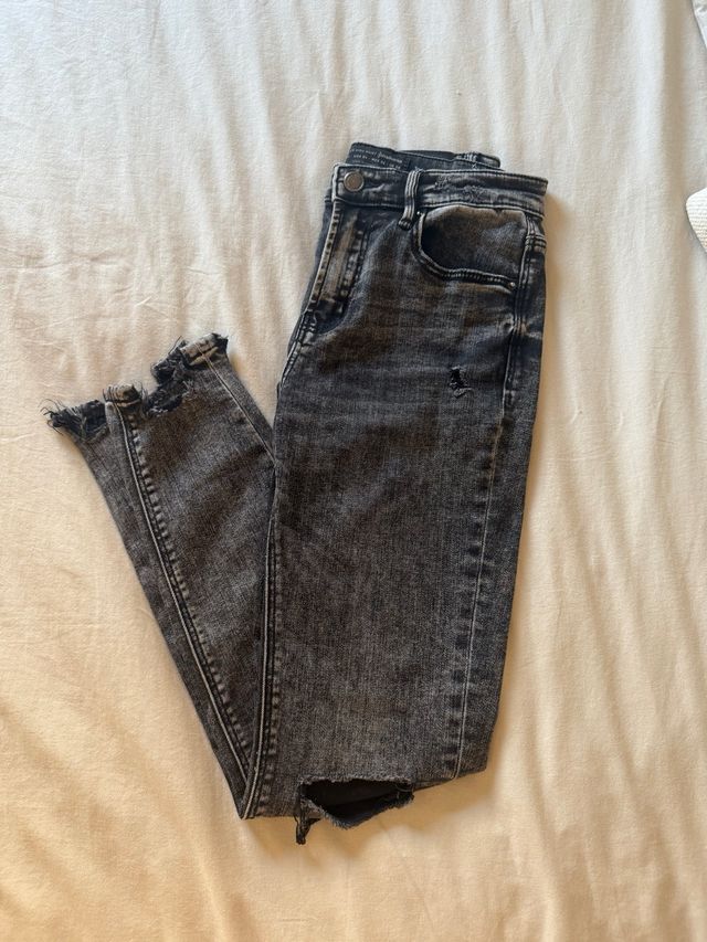 Jeans grises desgastados con rotos