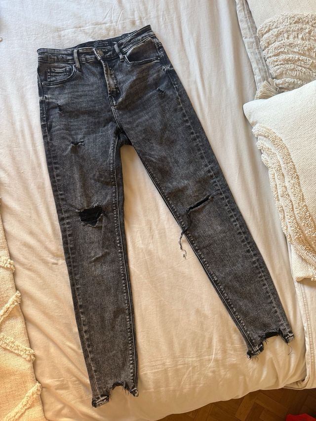 Jeans grises desgastados con rotos