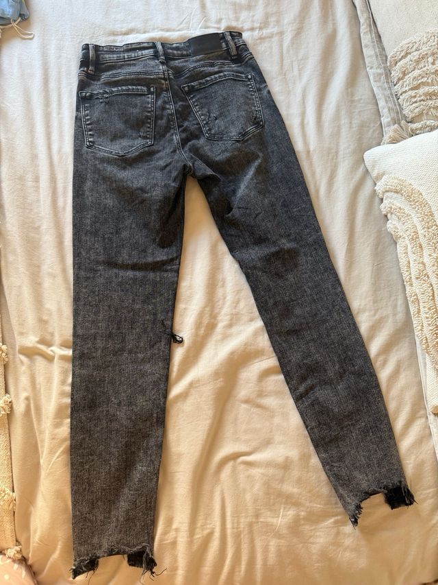 Jeans grises desgastados con rotos