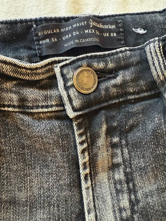 Jeans grises desgastados con rotos