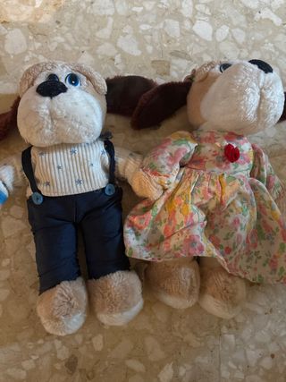 Pareja de muñecos peluche perro