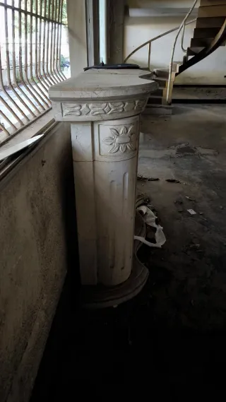 Chimenea de mármol y piedra