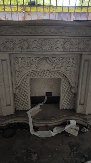 Chimenea de mármol y piedra