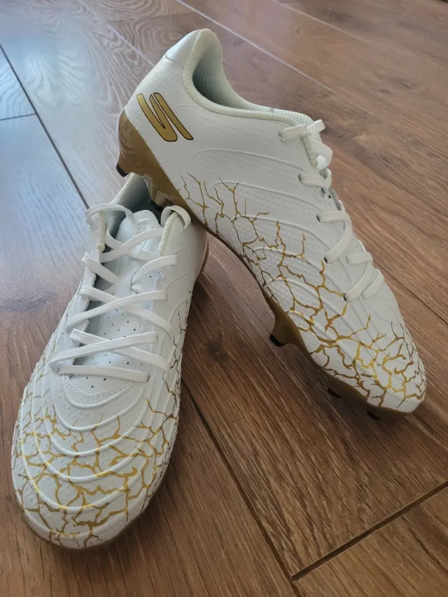 Botas de fútbol Skechers blancas y doradas