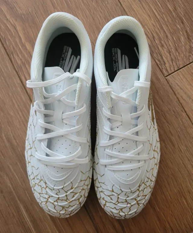 Botas de fútbol Skechers blancas y doradas