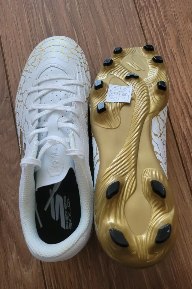 Botas de fútbol Skechers blancas y doradas