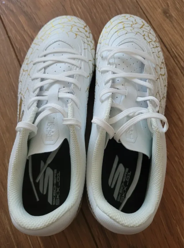 Botas de fútbol Skechers blancas y doradas
