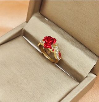 Anillo Rosa Roja y Dorada con Circonitas