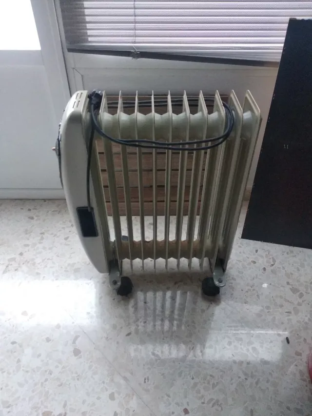 Radiador eléctrico beige con ruedas