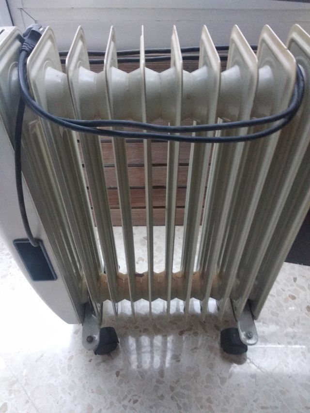 Radiador eléctrico beige con ruedas