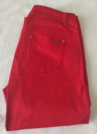 Pantalón vaquero rojo