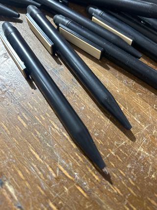 Bolígrafo negro con madera