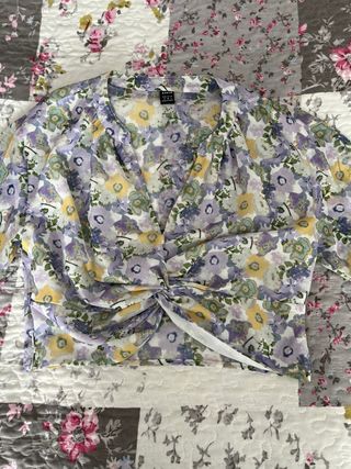 BLUSA FLORAL CON NUDO FRONTAL