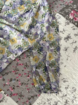 BLUSA FLORAL CON NUDO FRONTAL