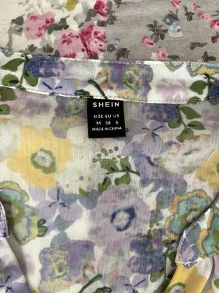 BLUSA FLORAL CON NUDO FRONTAL