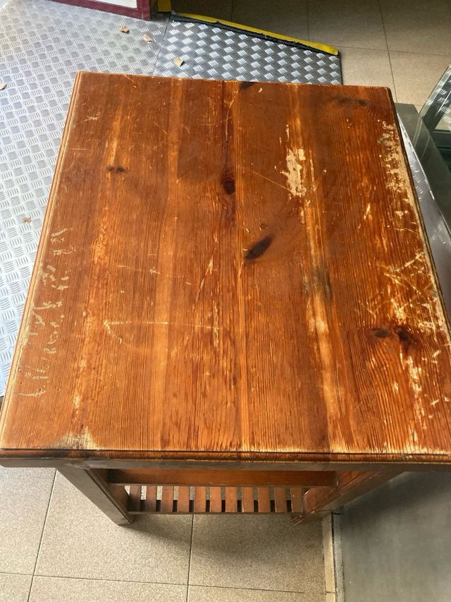 Mesa de madera con estantes