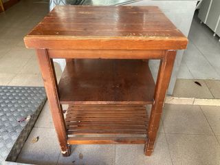 Mesa de madera con estantes
