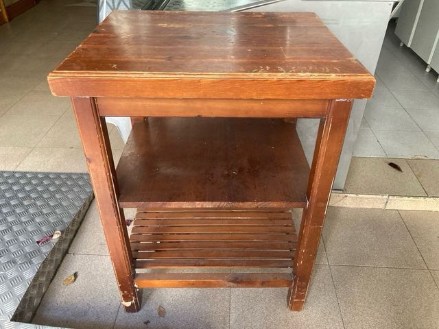 Mesa de madera con estantes