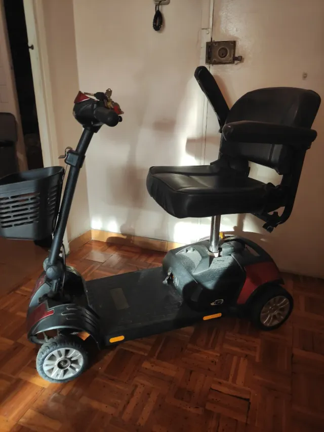 Scooter eléctrica con candado,cargador y funda