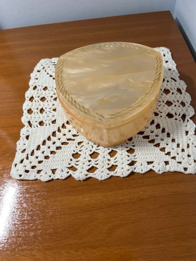 Joyero vintage y tapete crochet