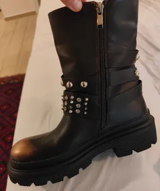 Stivaletti donna borchie nero oro