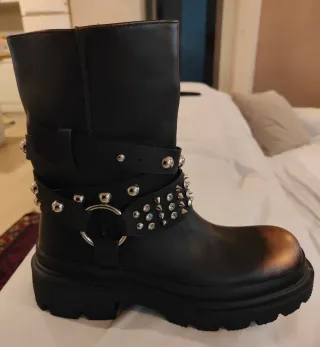 Stivaletti donna borchie nero oro