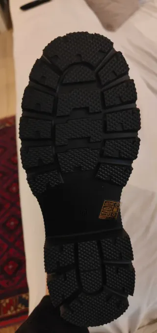 Stivaletti donna borchie nero oro