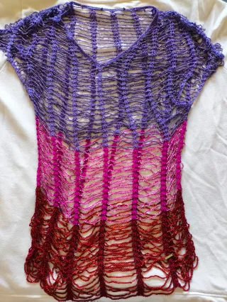 Camiseta o top de ganchillo con hilos de abalorios