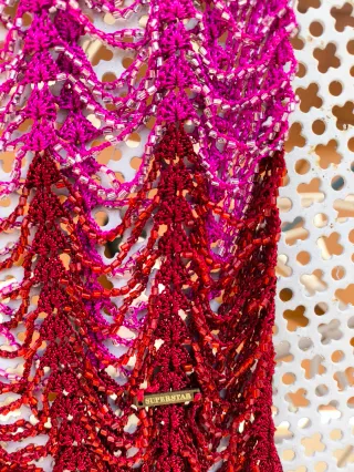 Camiseta o top de ganchillo con hilos de abalorios