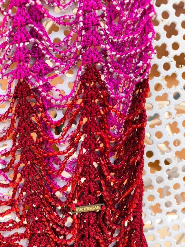 Camiseta o top de ganchillo con hilos de abalorios