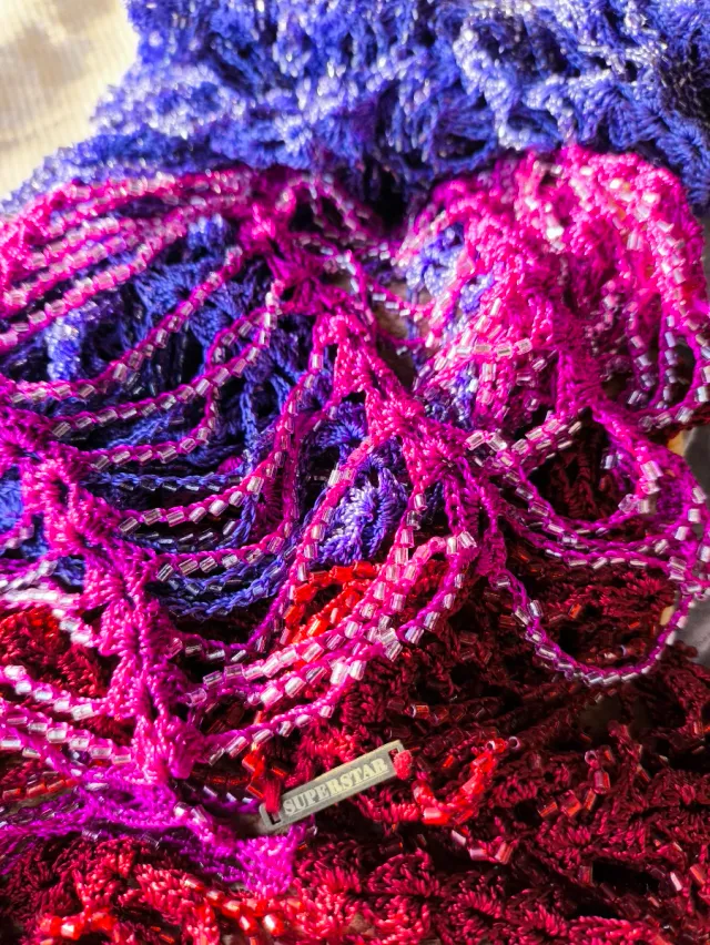 Camiseta o top de ganchillo con hilos de abalorios