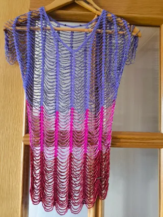 Camiseta o top de ganchillo con hilos de abalorios